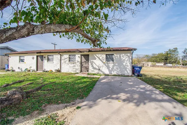 a view of a house with a yard