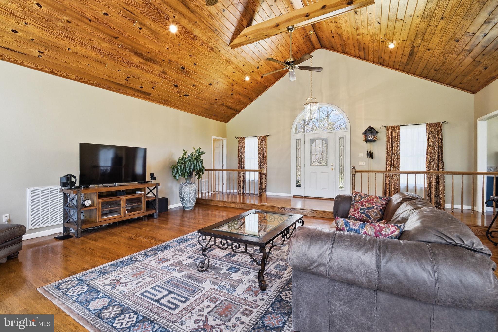 930 Spaniard Neck Road Centreville, MD 21617 - Photo 26 of 91 Spacious living room with vaulted ceiling.