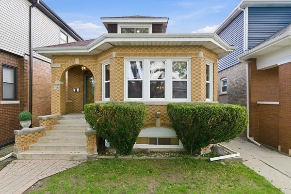 $640,000 | 5411 West Byron Street, Chicago, IL 60641