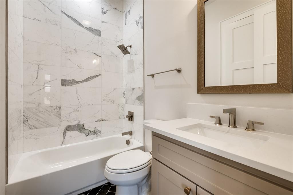 250 East Dallas Road, Unit 124 Grapevine, TX 76051 - Photo 20 of 37 Full ensuite bath for third floor bedroom