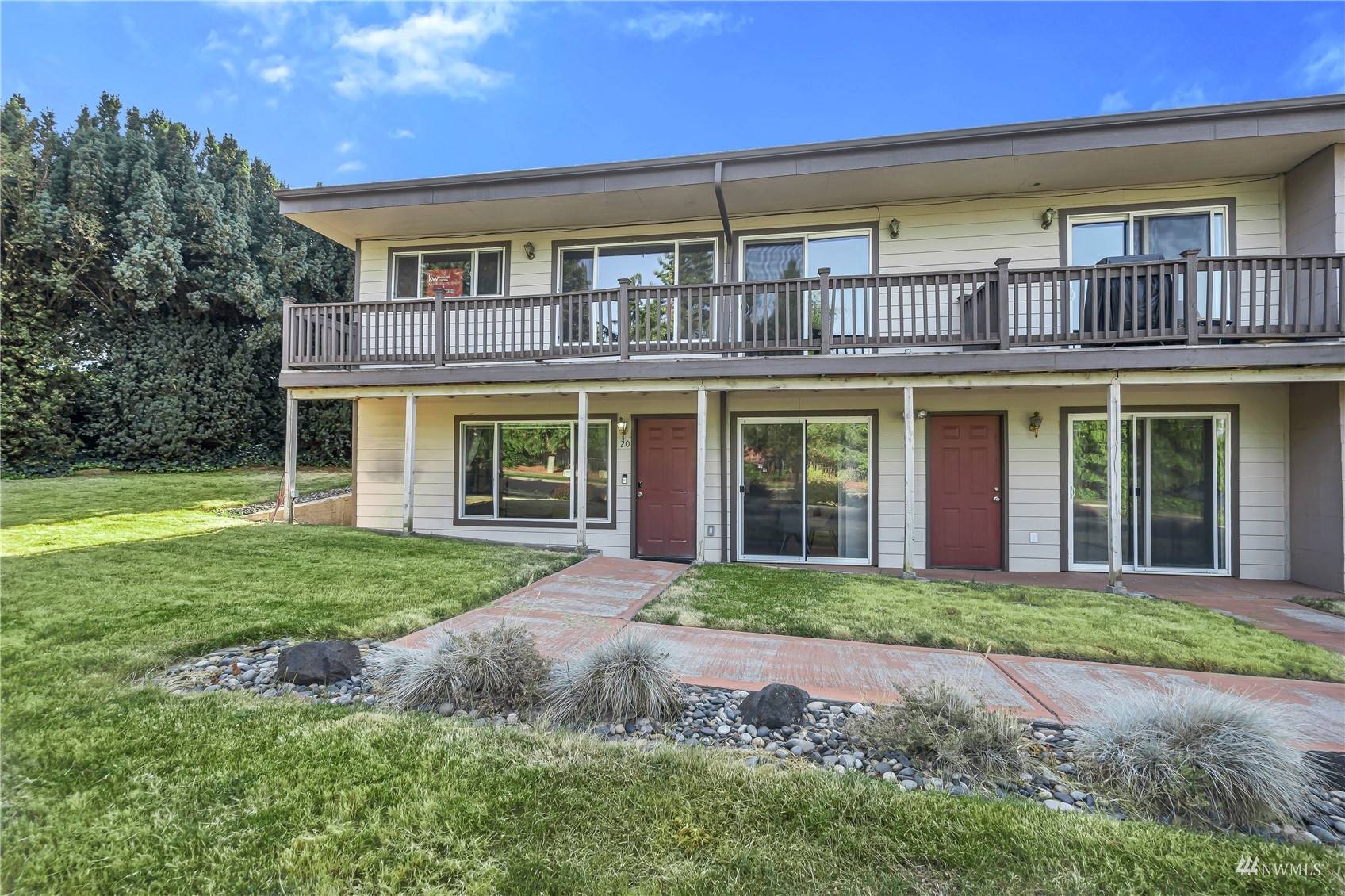 2102 Kelly Road, Unit 20 Vancouver, WA 98665 - Photo 1 of 25 front view of a brick house with a yard