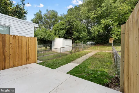 a view of a back yard