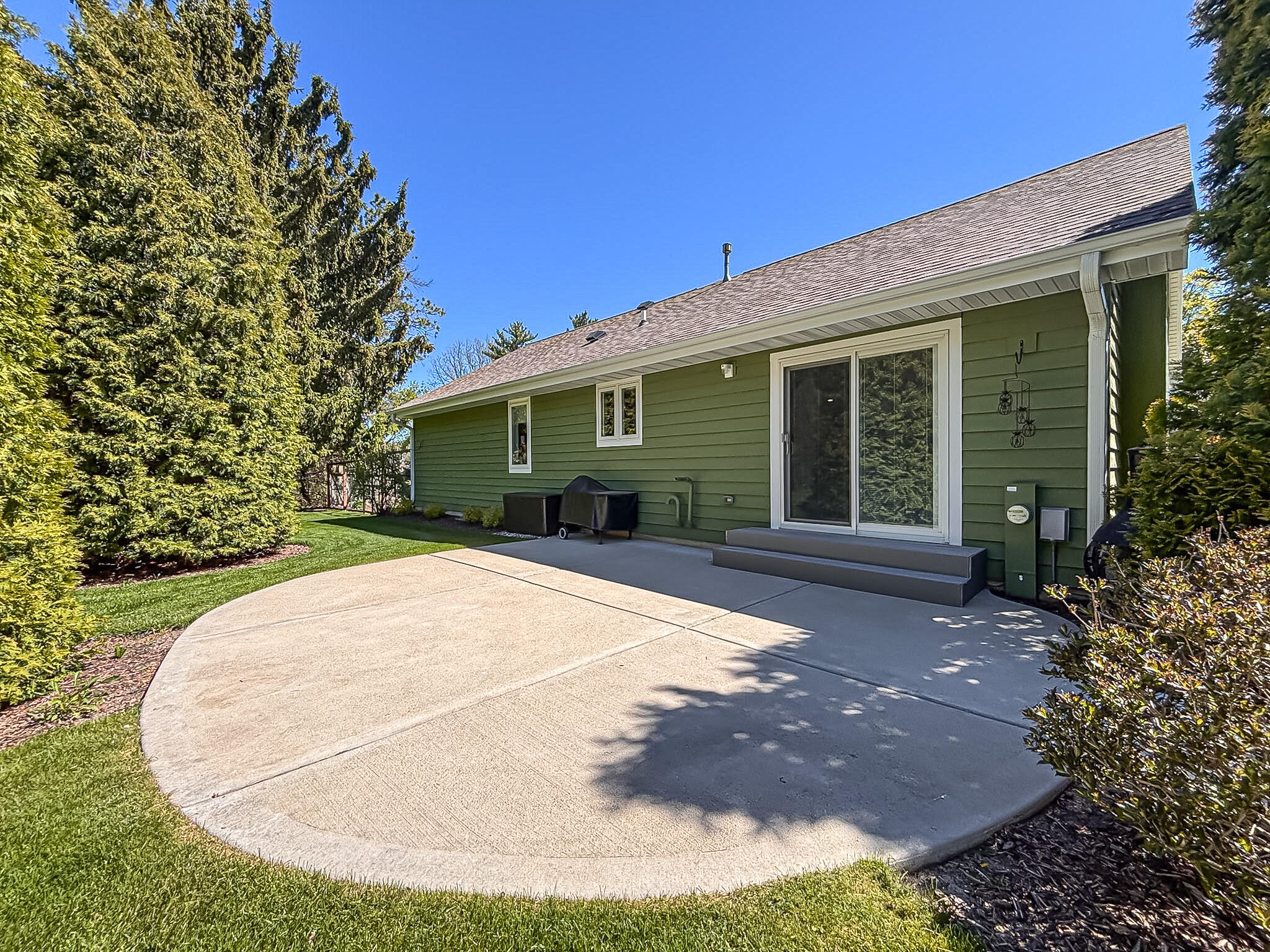 S50W30750 Walnut Street Genesee, WI 53149 - Photo 40 of 43 Side Patio (Unfenced)