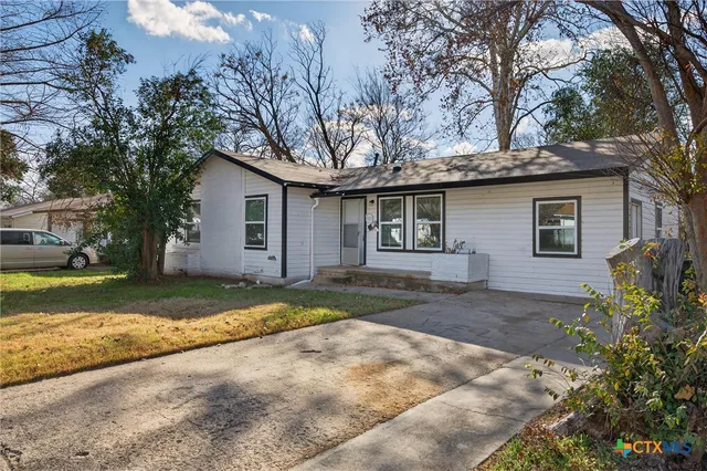 a view of a yard with a house and a tree with a yard