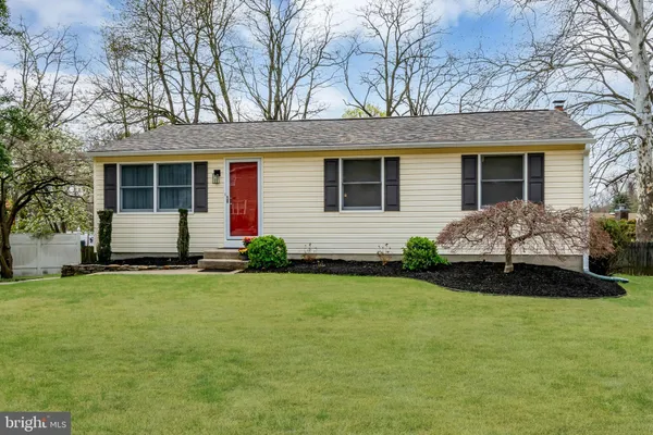 a view of a house with backyard and garden