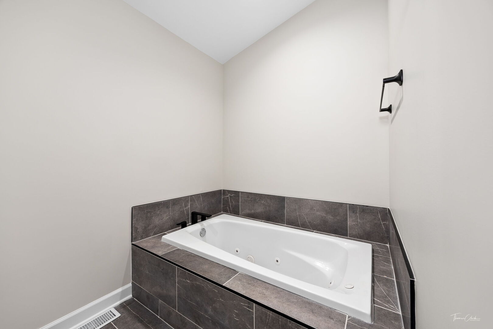 9704 Captains Drive Algonquin, IL 60102 - Photo 14 of 35 a bathroom with a bathtub