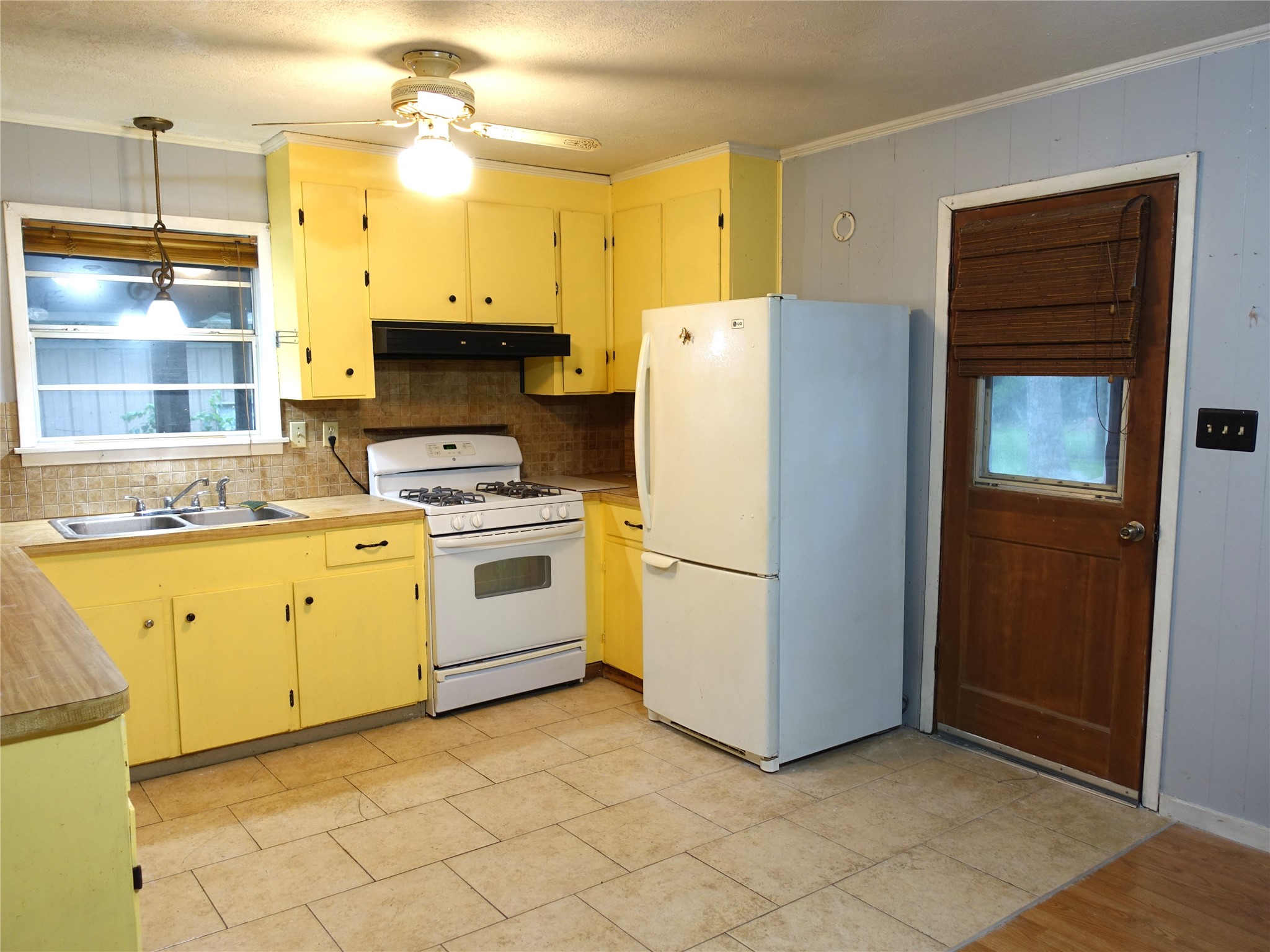 20 Hideaway Trail Coldspring, TX 77331 - Photo 12 of 24 a kitchen with cabinets appliances and a counter space