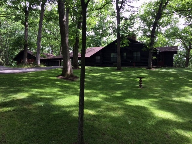 4452 West Edgewood Road Dixon, IL 61021 - Photo 2 of 25 a backyard of a house with table and chairs plants and large tree