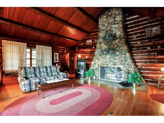 4452 West Edgewood Road Dixon, IL 61021 - Photo 7 of 25 a living room with furniture and wooden floor