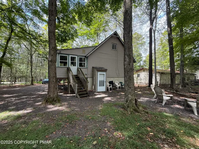 a view of a house with backyard