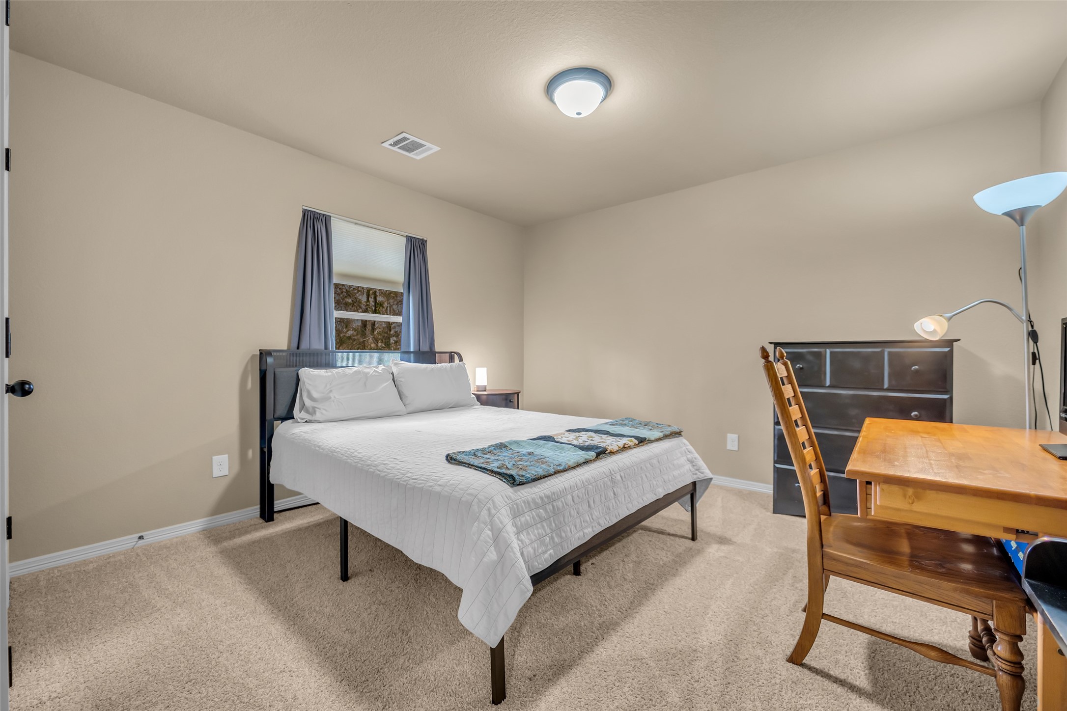 14752 Highland Ranch Drive Montgomery, TX 77316 - Photo 33 of 39 a bedroom with a bed and a table