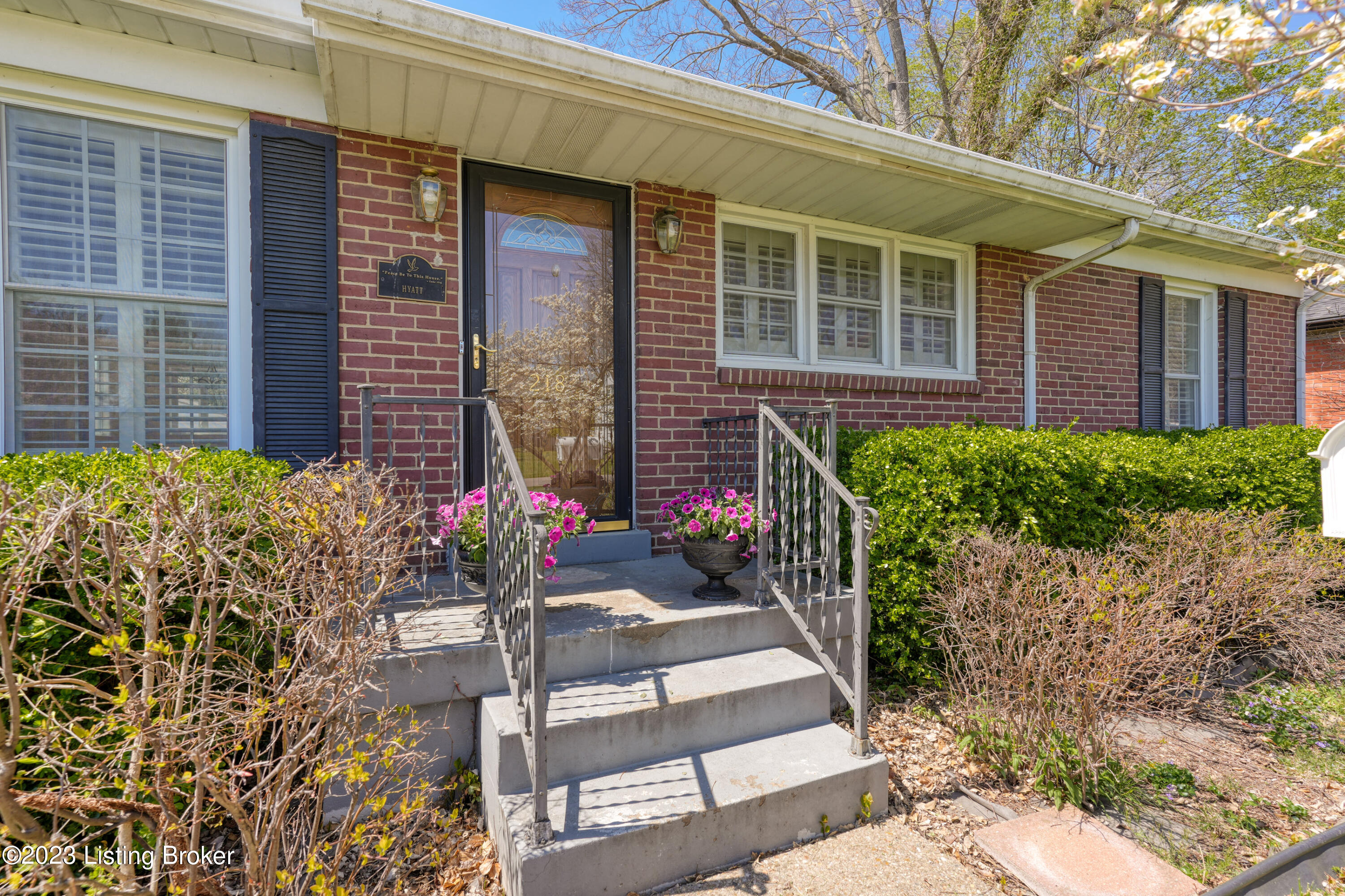 218 Bramton Road Louisville, KY 40207 - Photo 3 of 50 018 - 20230412 04670