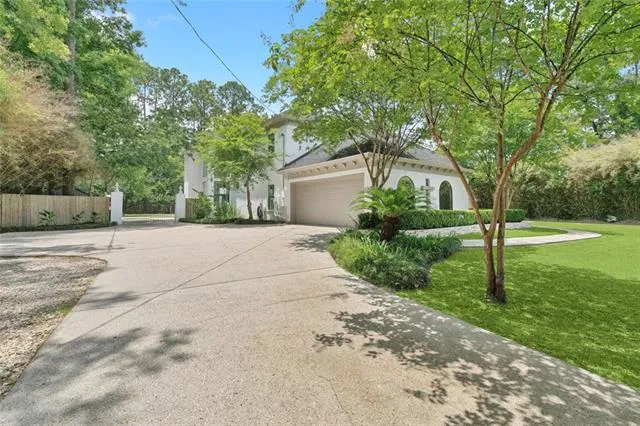 $1,025,000 | 4 North Azalea Drive, Covington, LA 70433