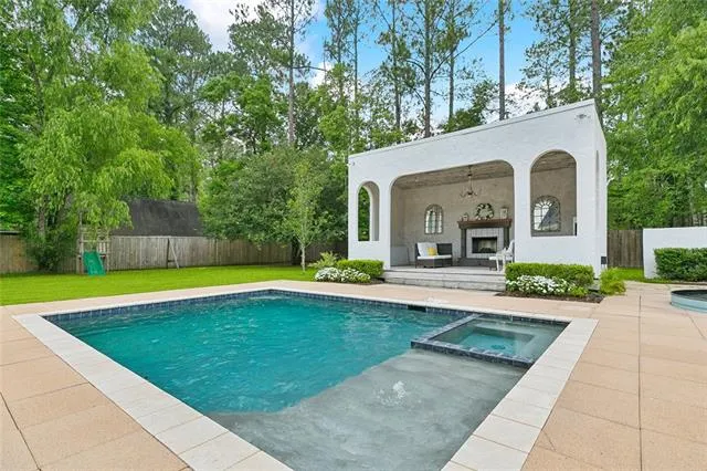 $1,025,000 | 4 North Azalea Drive, Covington, LA 70433