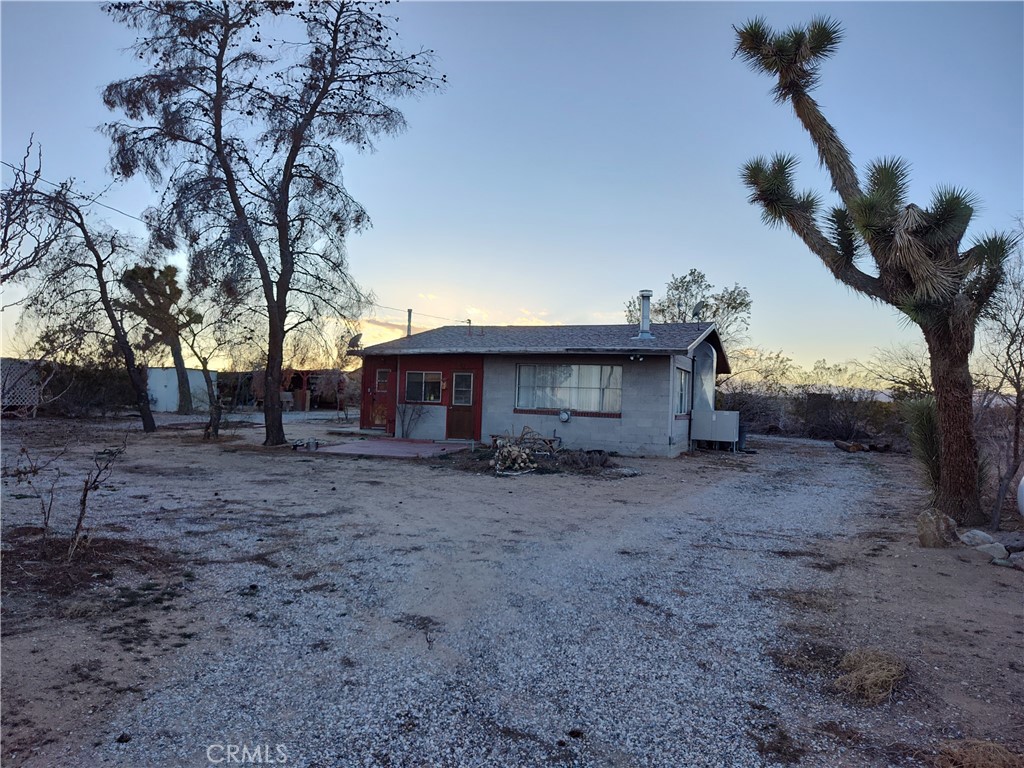a view of a house with a backyard