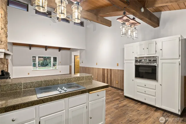 a view of an empty room with a ceiling fan