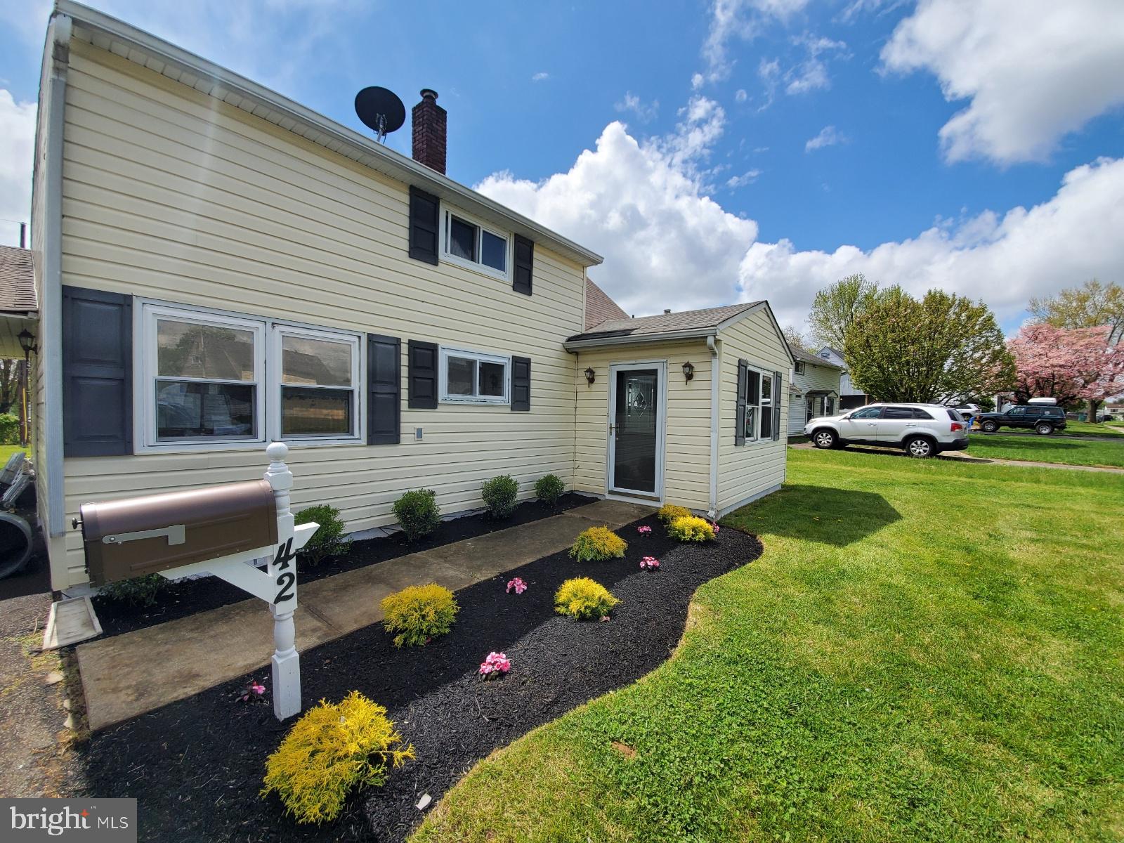 42 Winding Road Levittown, PA 19057 - Photo 2 of 11 Gallery Image 2