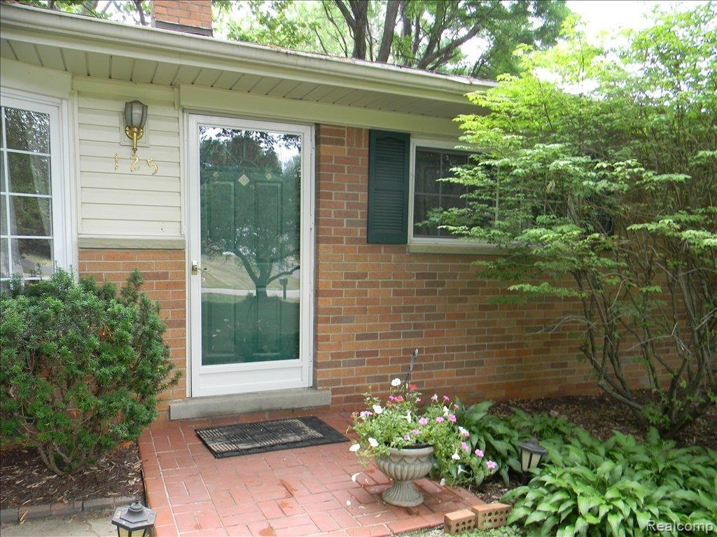 125 Wimpole Drive Rochester, MI 48309 - Photo 2 of 20 brick porch