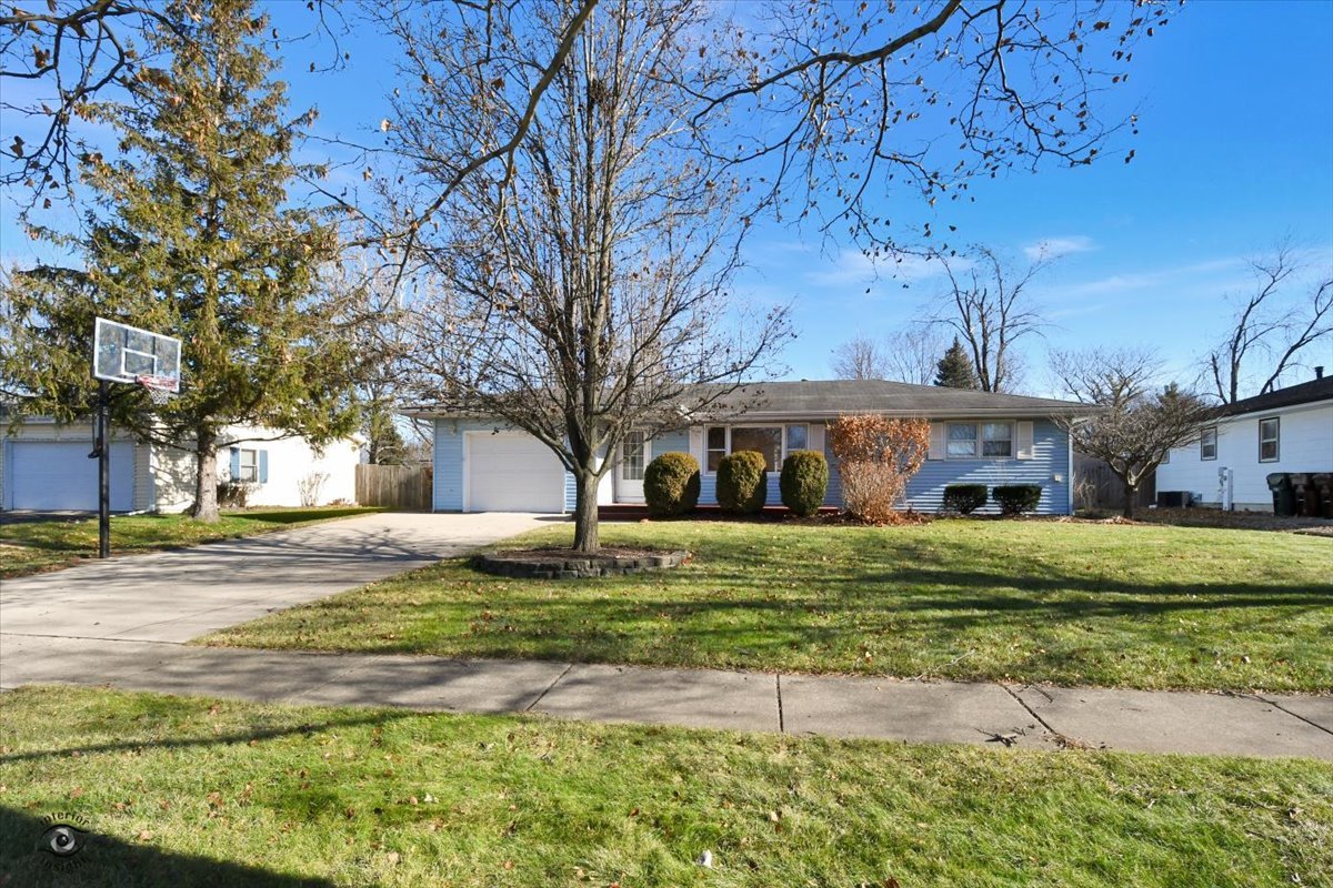 616 Northgate Road New Lenox, IL 60451 - Photo 2 of 34 a front view of a house with a yard