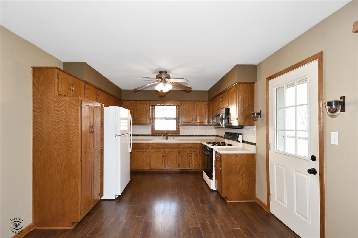 616 Northgate Road New Lenox, IL 60451 - Photo 13 of 34 a kitchen with stainless steel appliances granite countertop a refrigerator a sink dishwasher a stove and white countertops with wooden floor