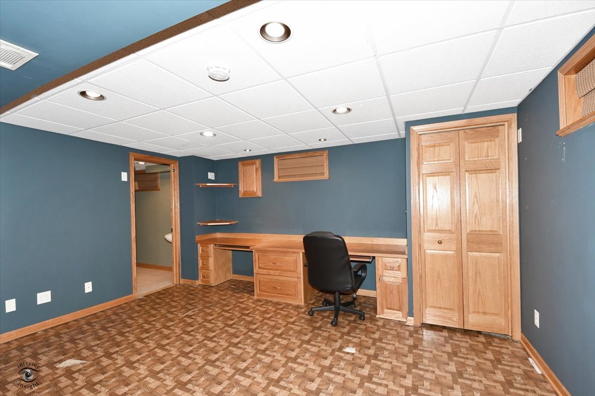 616 Northgate Road New Lenox, IL 60451 - Photo 32 of 34 a workspace with furniture and a window