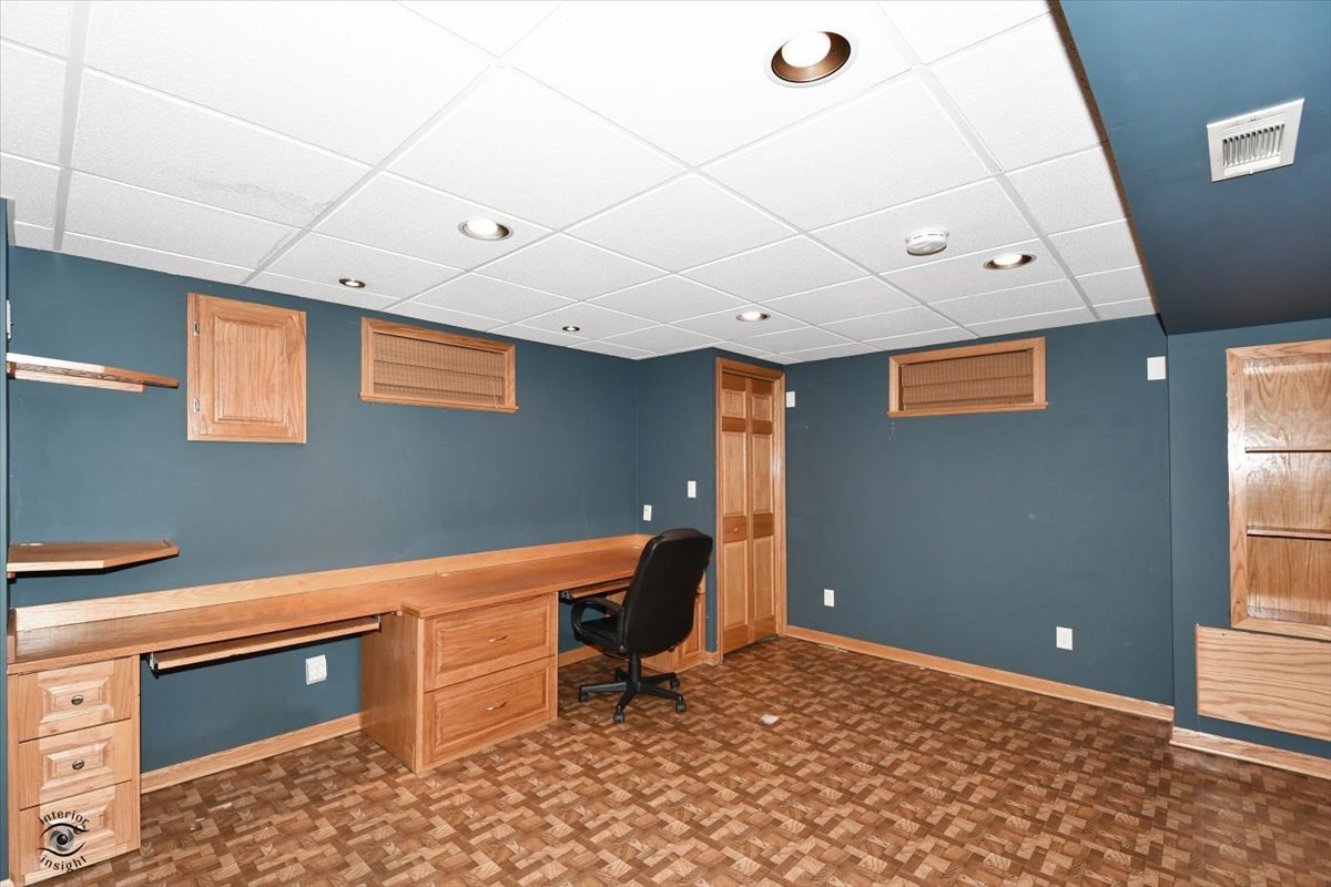 616 Northgate Road New Lenox, IL 60451 - Photo 33 of 34 a workspace with furniture and window