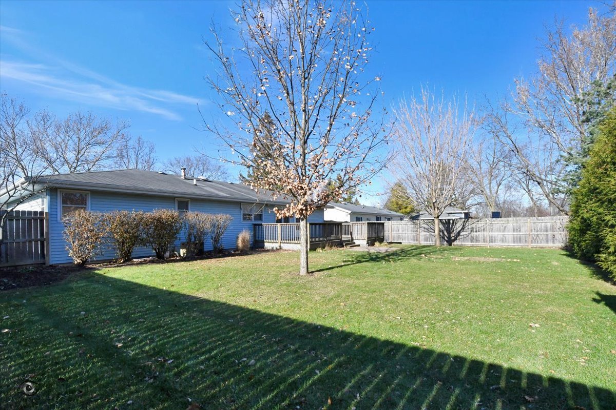 616 Northgate Road New Lenox, IL 60451 - Photo 5 of 34 a view of a yard in front of house
