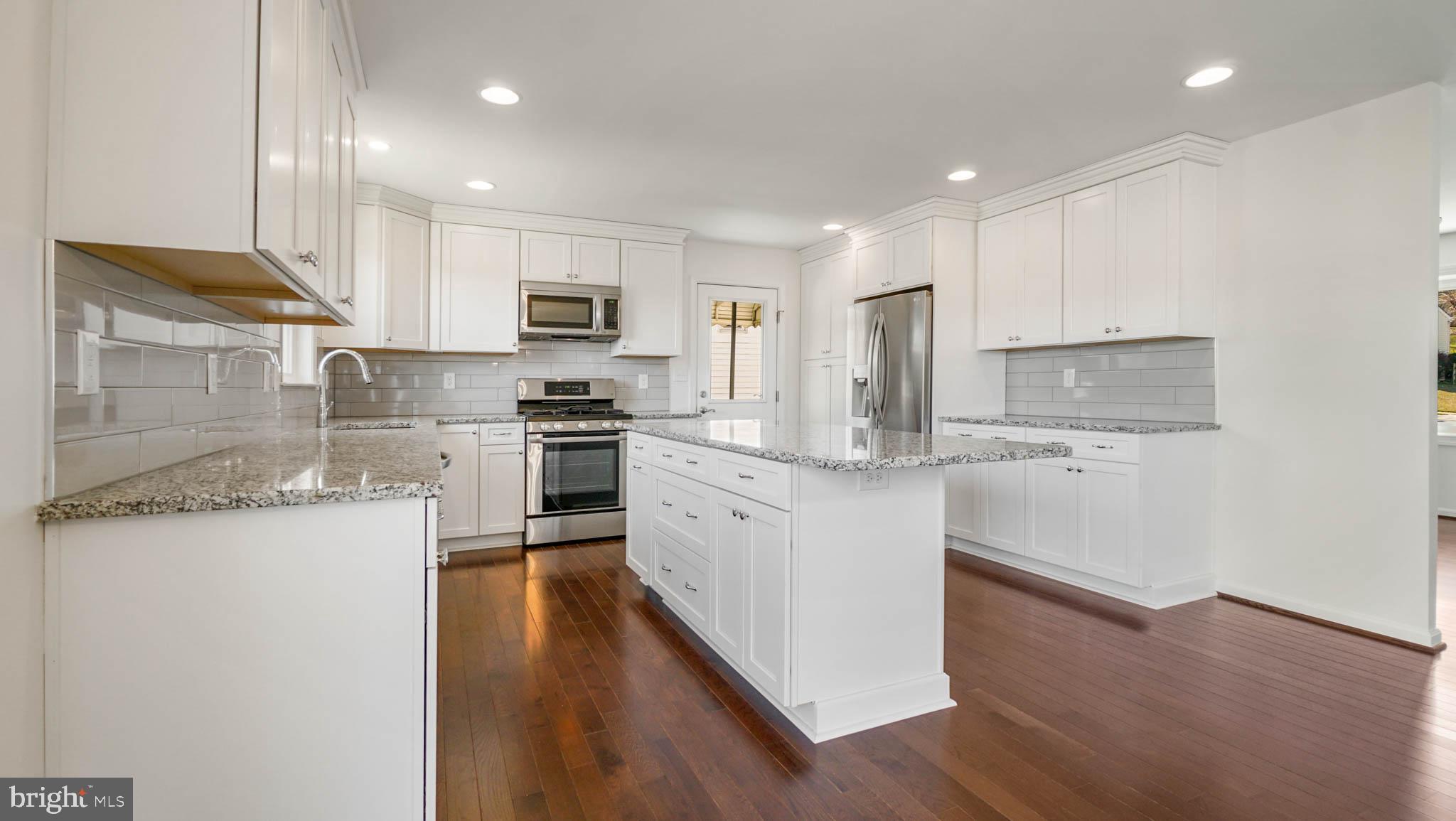 1523 National Road Baltimore, MD 21237 - Photo 4 of 26 TONS of counter space!