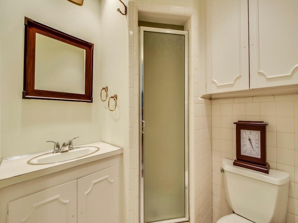 800 Leonard Street Austin, TX 78705 - Photo 21 of 31 a bathroom with a toilet sink and mirror