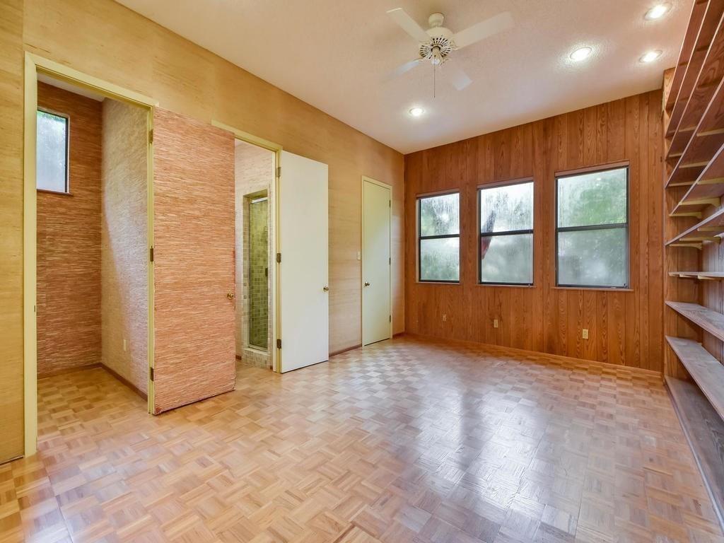 800 Leonard Street Austin, TX 78705 - Photo 26 of 31 an empty room with windows