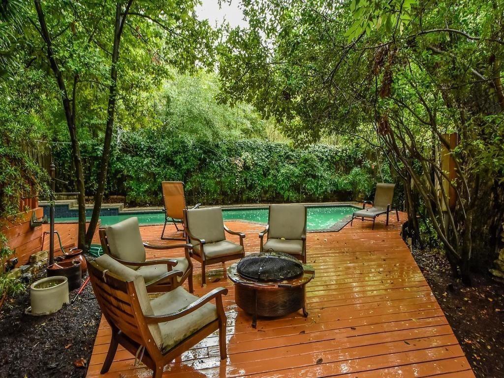 800 Leonard Street Austin, TX 78705 - Photo 28 of 31 a view of a patio with chairs and plants
