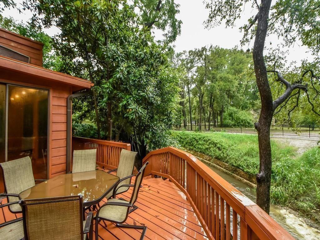 800 Leonard Street Austin, TX 78705 - Photo 30 of 31 a balcony with wooden floor and outdoor space