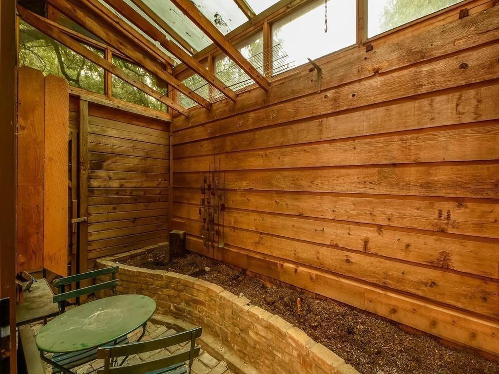 800 Leonard Street Austin, TX 78705 - Photo 8 of 31 a bathroom with a sink and a mirror