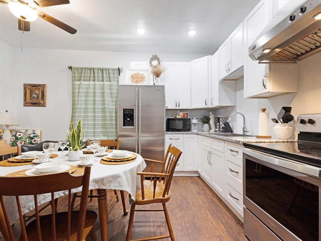 222 North Cliff Street Dallas, TX 75203 - Photo 6 of 14 a kitchen that has a table and chairs in it