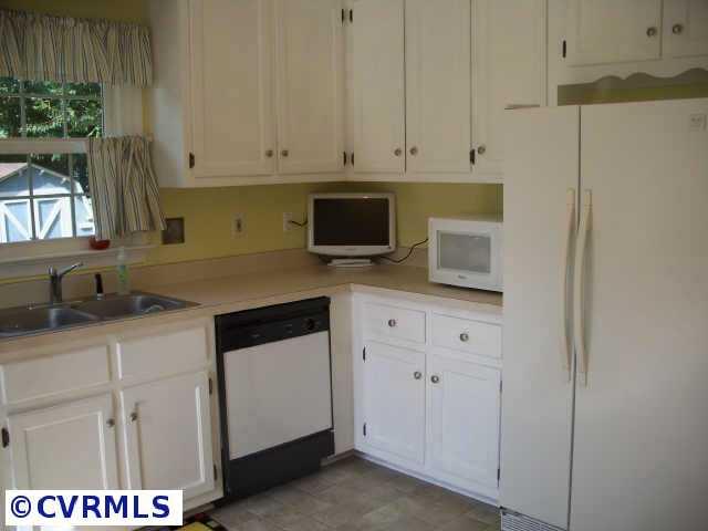 13602 Danwoods Road Midlothian, VA 23113 - Photo 5 of 10 Other - The kitchen has lots of counter space. Refrigerator conveys.