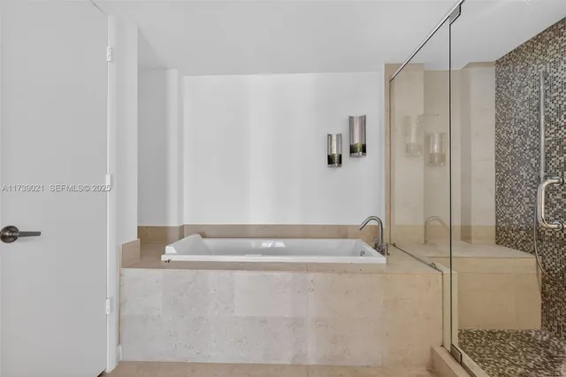 $1,219,000 | 485 Brickell Avenue, Unit 4402, Miami, FL 33131