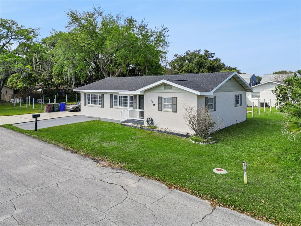 700 9th Street St. Cloud, FL 34769 - Photo 3 of 78 a front view of a house with a yard