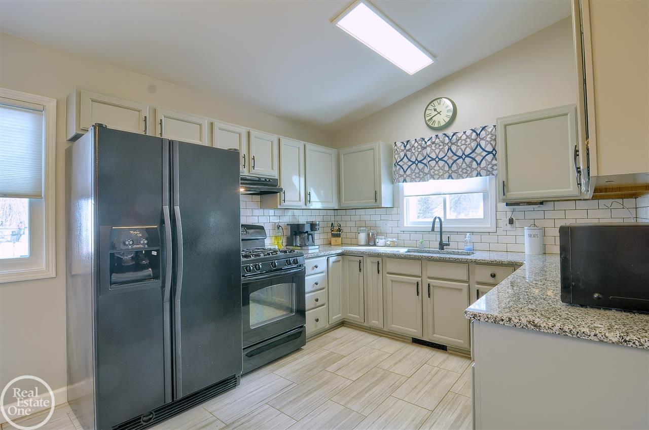 47131 Greenview Road Utica, MI 48317 - Photo 4 of 24 50036218-3.JPG