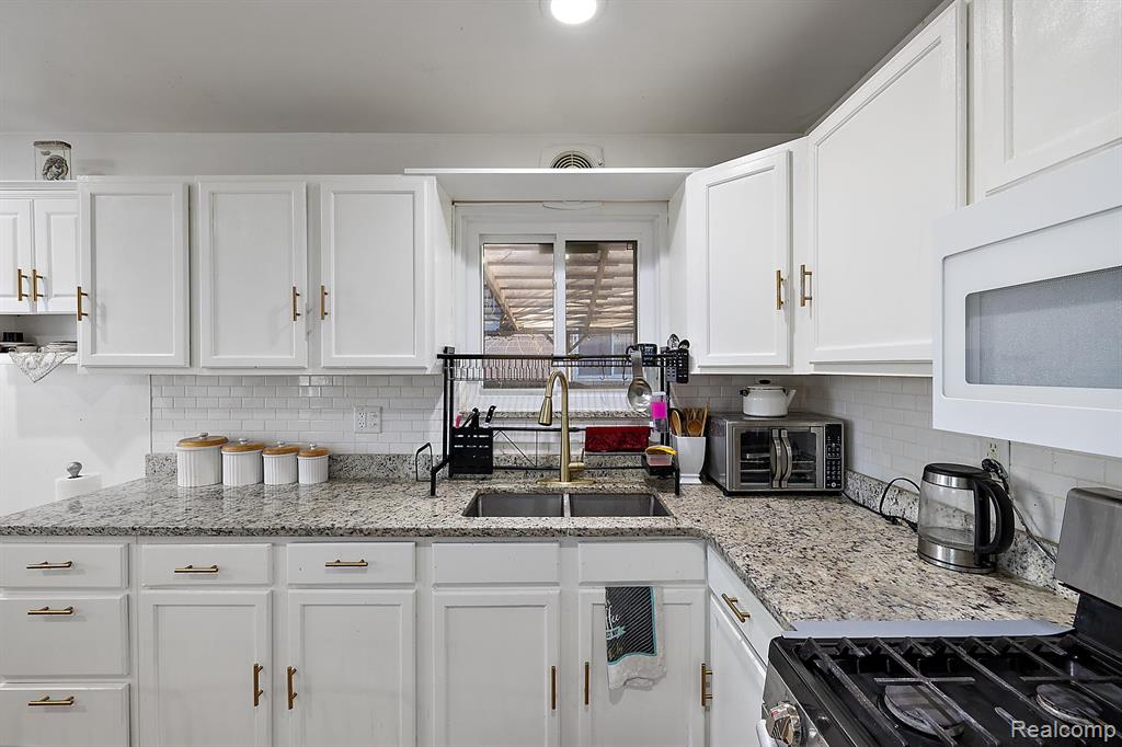 32209 Ruehle Avenue Warren, MI 48093 - Photo 14 of 33