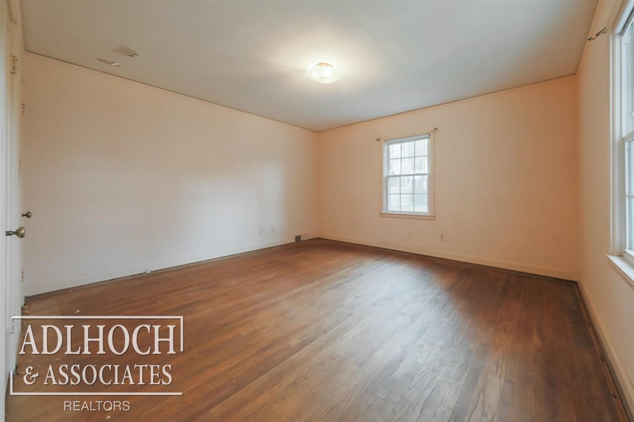 1037 Cadieux Road Grosse Pointe, MI 48230 - Photo 12 of 39 31378057-11.JPG