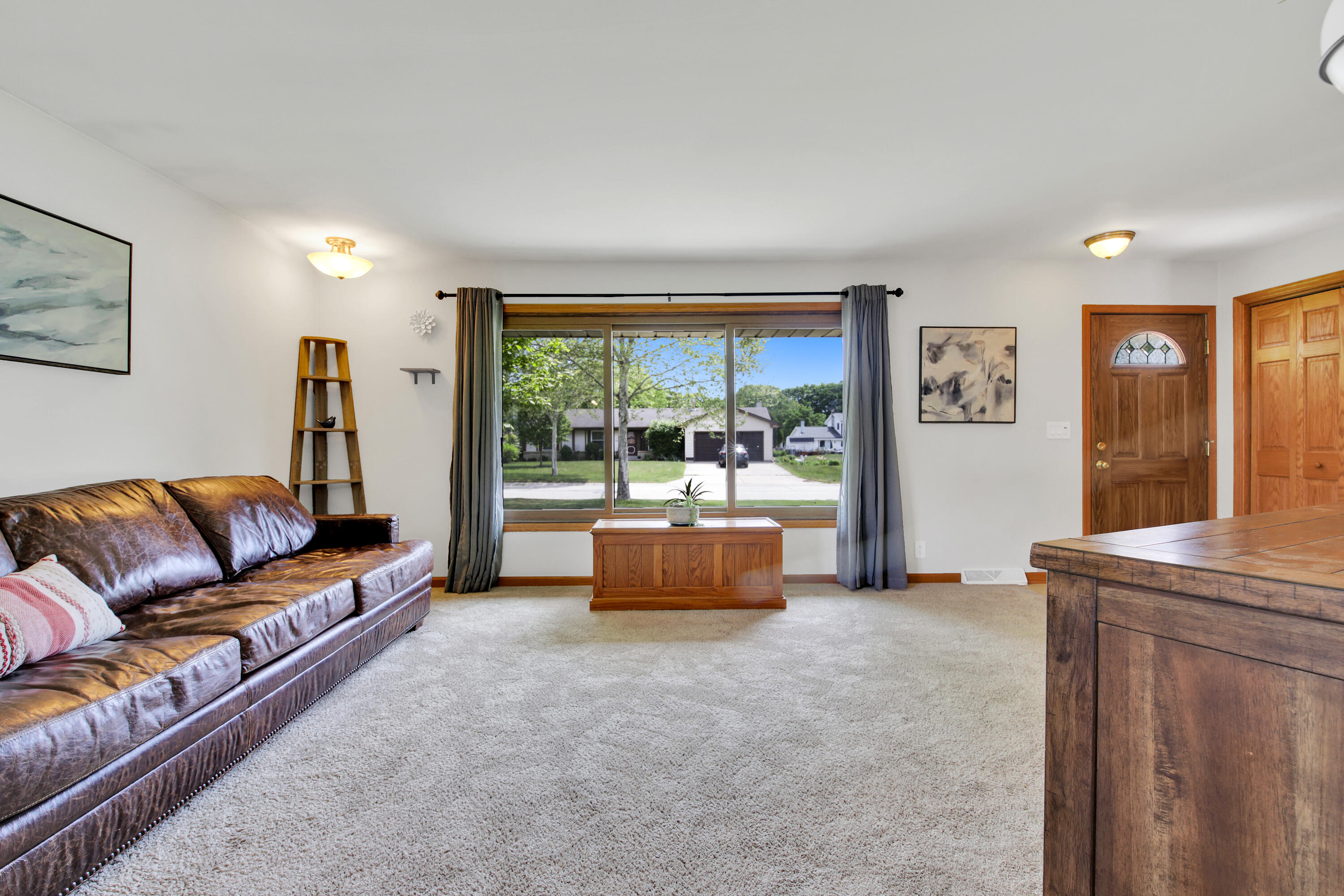 7527 South 73rd Street Franklin, WI 53132 - Photo 6 of 30 Living Room