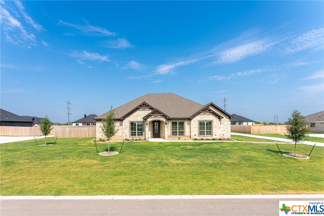 a view of house with a big yard