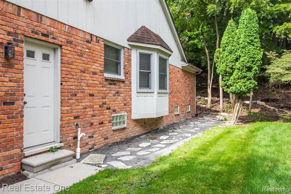 887 Woodridge Court Rochester, MI 48307 - Photo 11 of 39