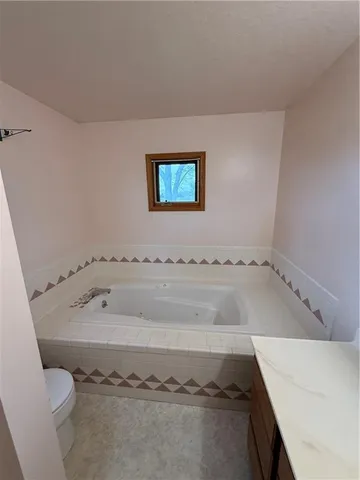 $239,000 | 1011 North Arrowhead Drive, Burlington, KS 66839