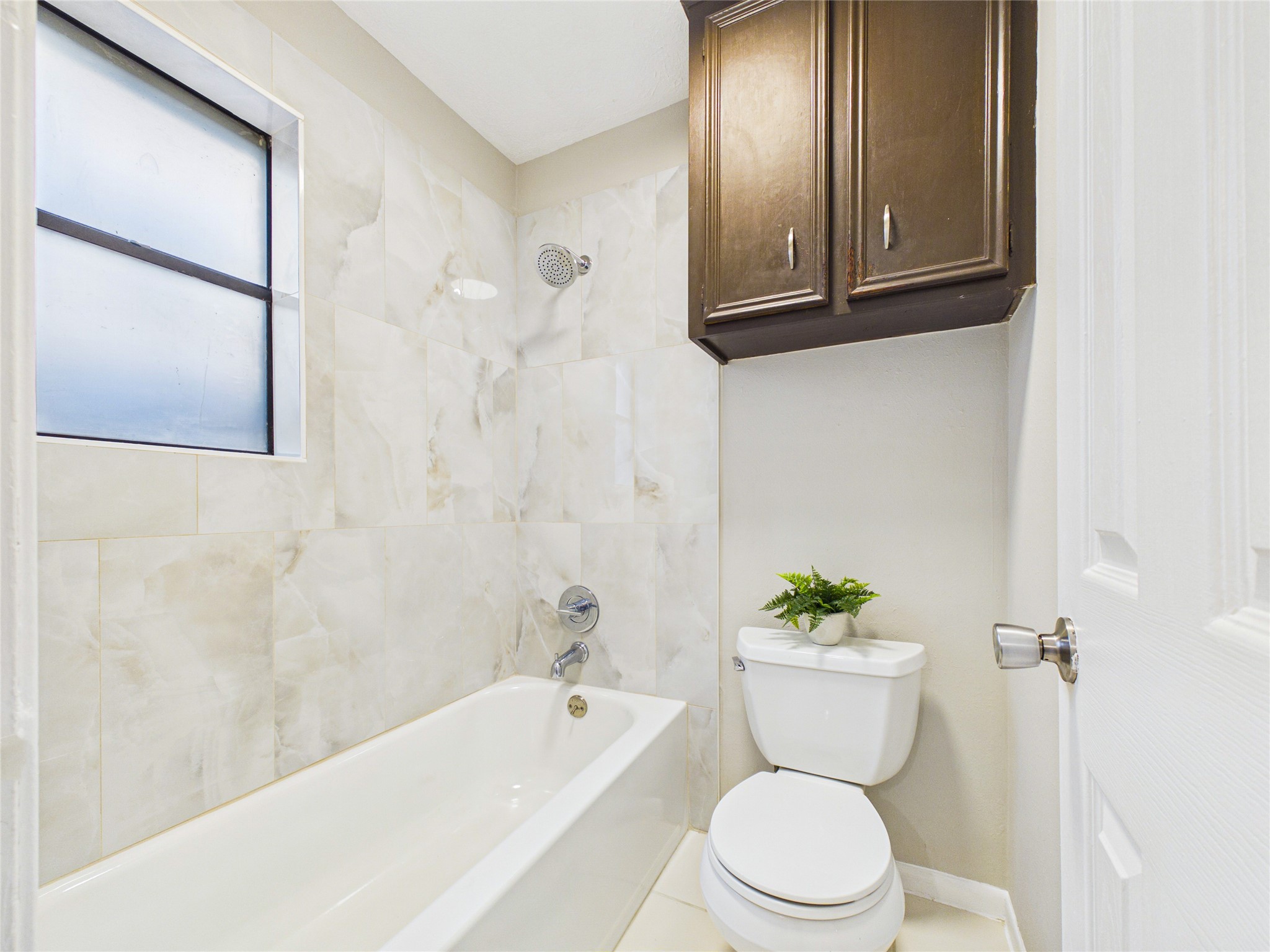10306 Rustic Rock Road La Porte, TX 77571 - Photo 20 of 38 a bathroom with a toilet sink and bathtub