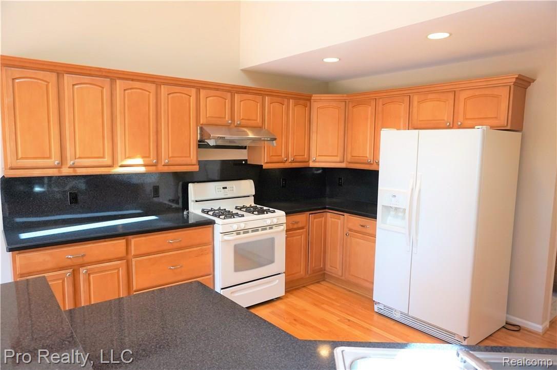 19991 Farmington Road Livonia, MI 48152 - Photo 7 of 17 kitchen.jpg