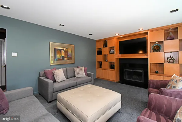 $975,000 | 27 Arabian Way, Holland, PA 18966
