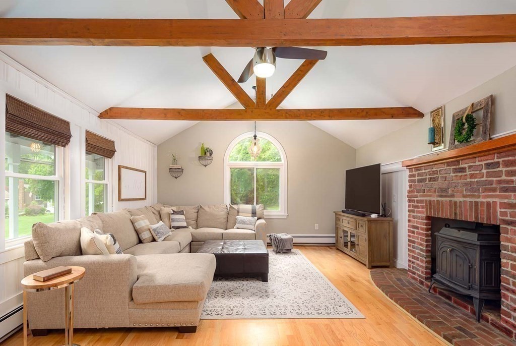 185 Middle Road Southborough, MA 01772 - Photo 4 of 36 Gallery Image 4