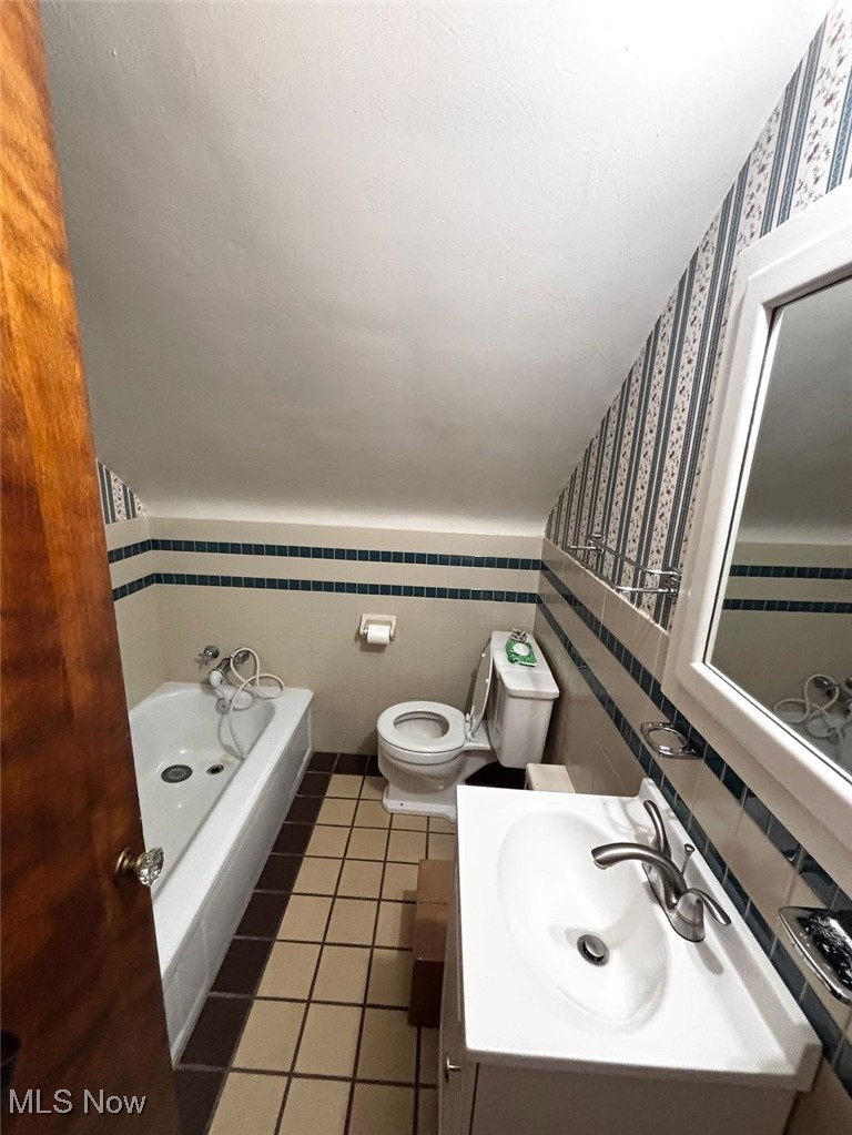 4941 Hopkins Road Youngstown, OH 44511 - Photo 15 of 18 Full bathroom