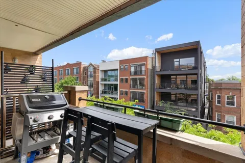 $554,500 | 2040 West Belmont Avenue, Unit 302, Chicago, IL 60618